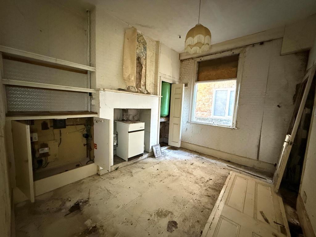 Lot: 12 - SUBSTANTIAL SIX-BEDROOM HOUSE FOR TOTAL REFURBISHMENT - Dining room